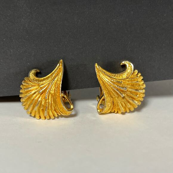 Vintage Gold Tone Flower Earrings, Clip On Swirl Midcentury - Picture 5 of 5